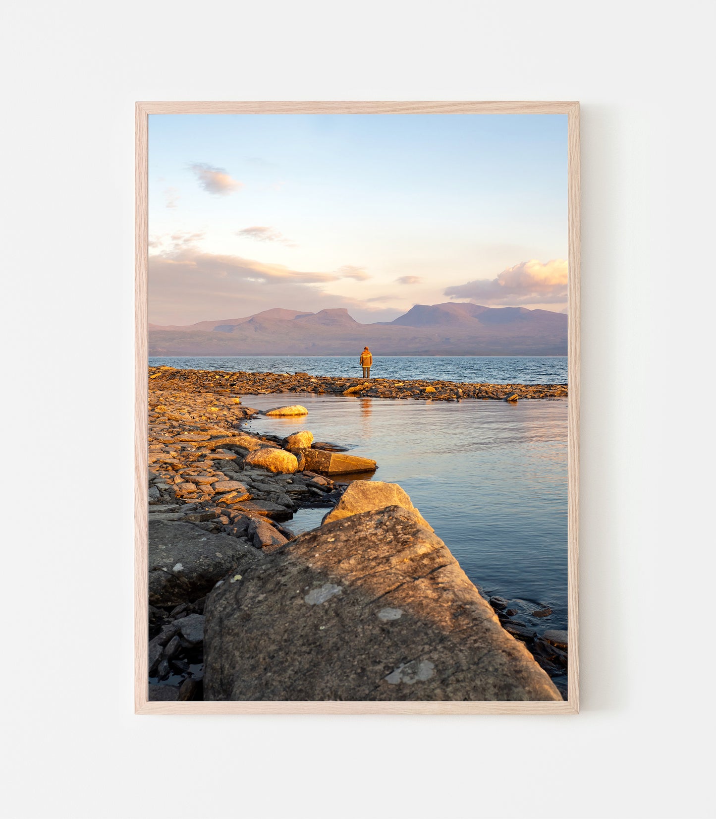 Augustikväll vid Torneträsk print av fotograf Linnea Lundkvist. Människa kollar ut över Torneträsk, Tjuonavagge Lapporten.