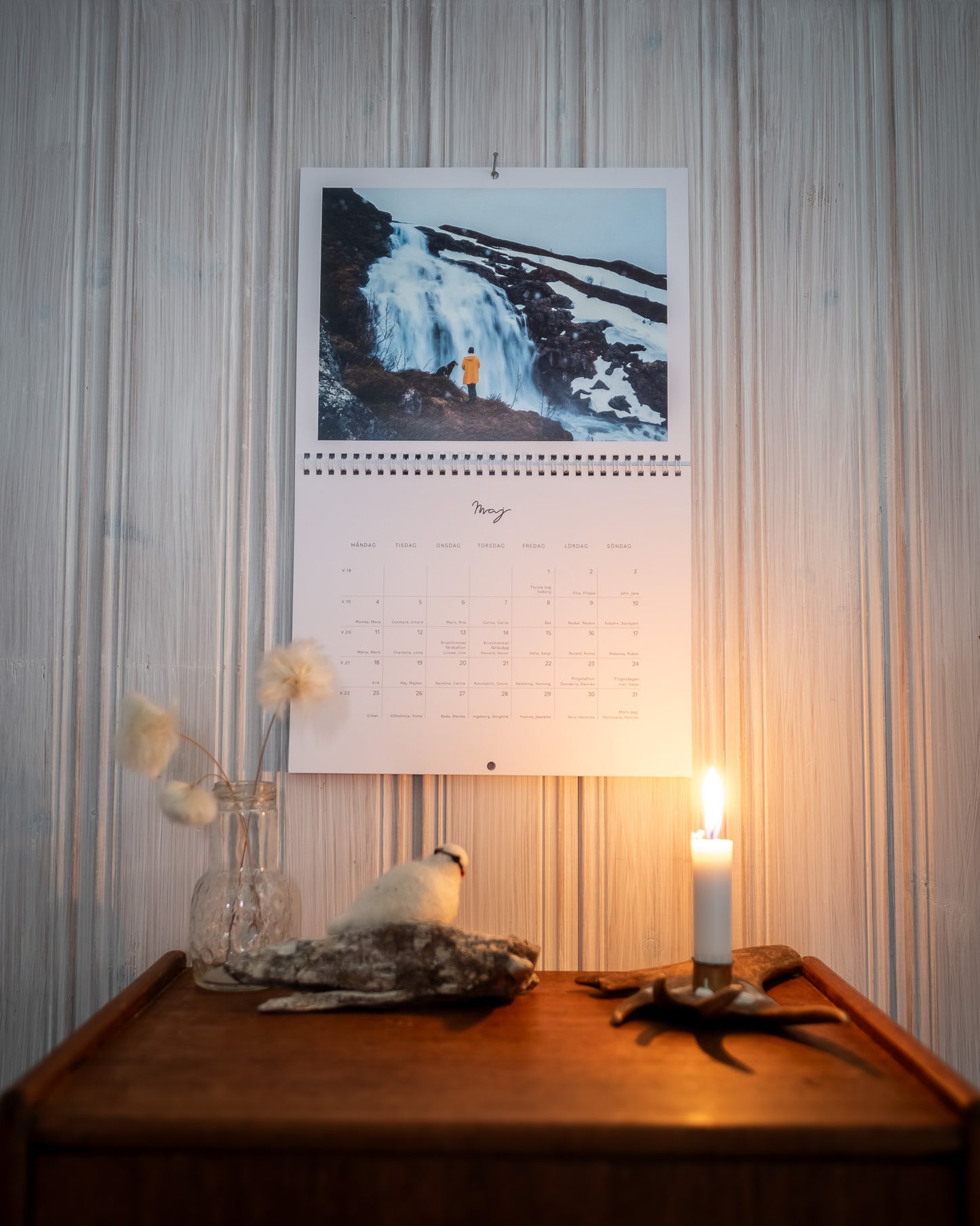 Kalender 2026 Maj. Smältvatten vid Låkta, snö och vattenfall. Fotograf Linnea Lundkvist.