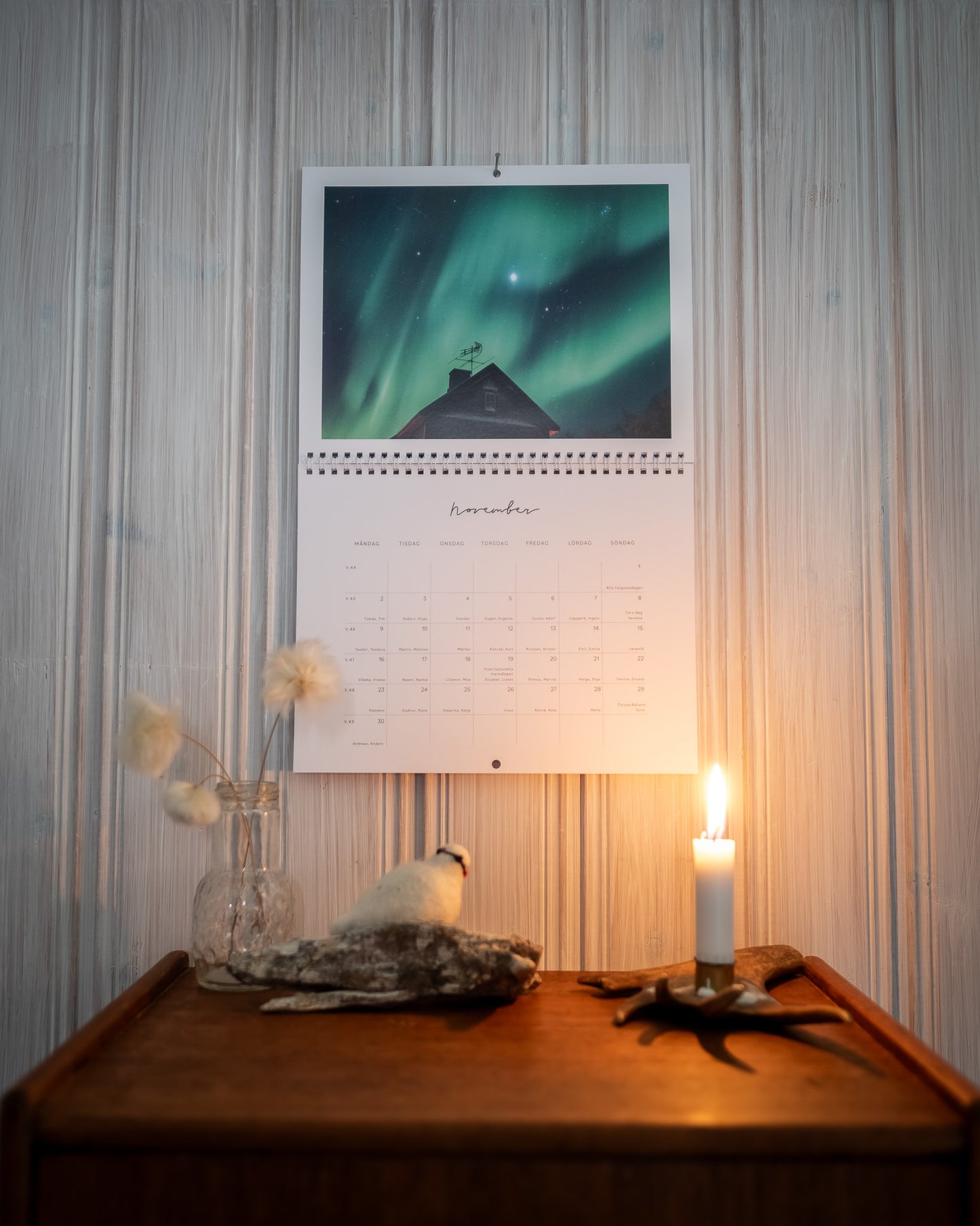 Kalender 2026 november. Norrsken över stugan en fin novemberkväll. Fotograf Linnea Lundkvist.