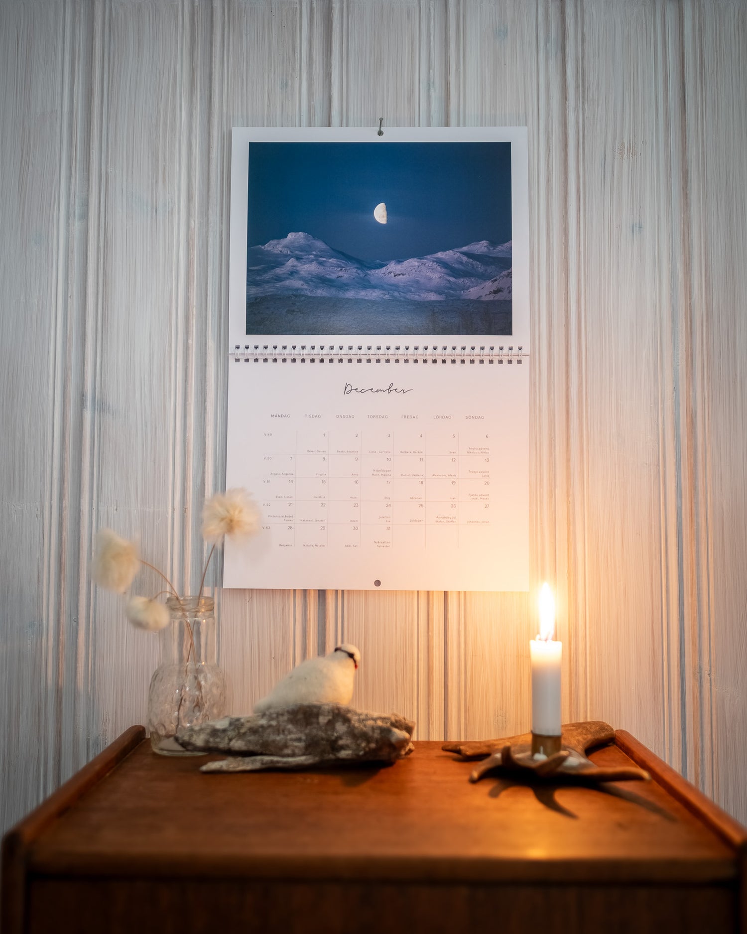 Kalender 2026 december. Månsken och polarnatt i RIksgränsen. Fotograf Linnea Lundkvist.