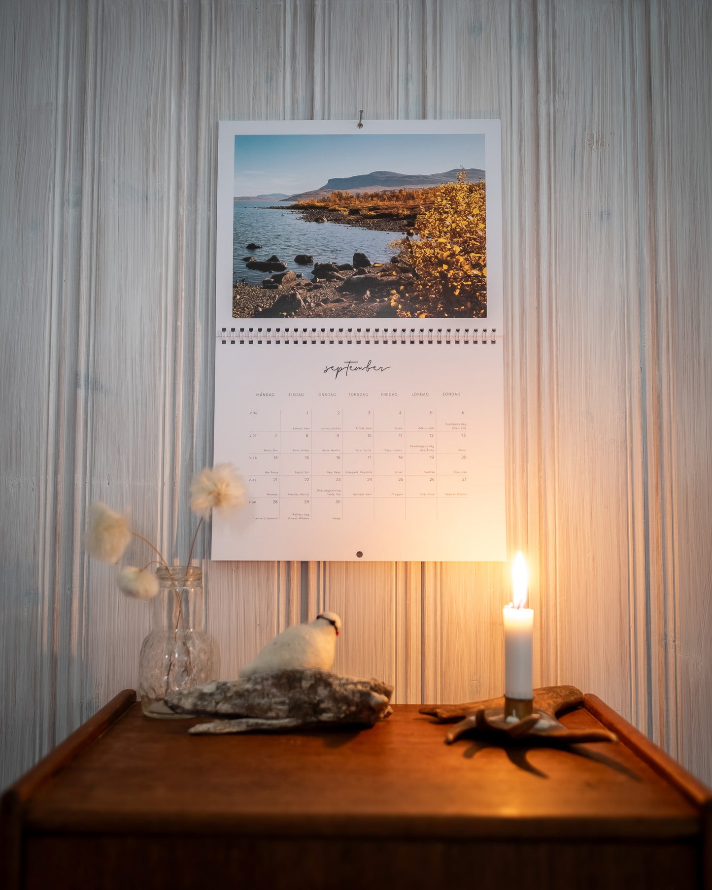 Kalender 2026 september. Bild över Torneträsk och Kaisepakte i höstfärger. Fotograf Linnea Lundkvist.