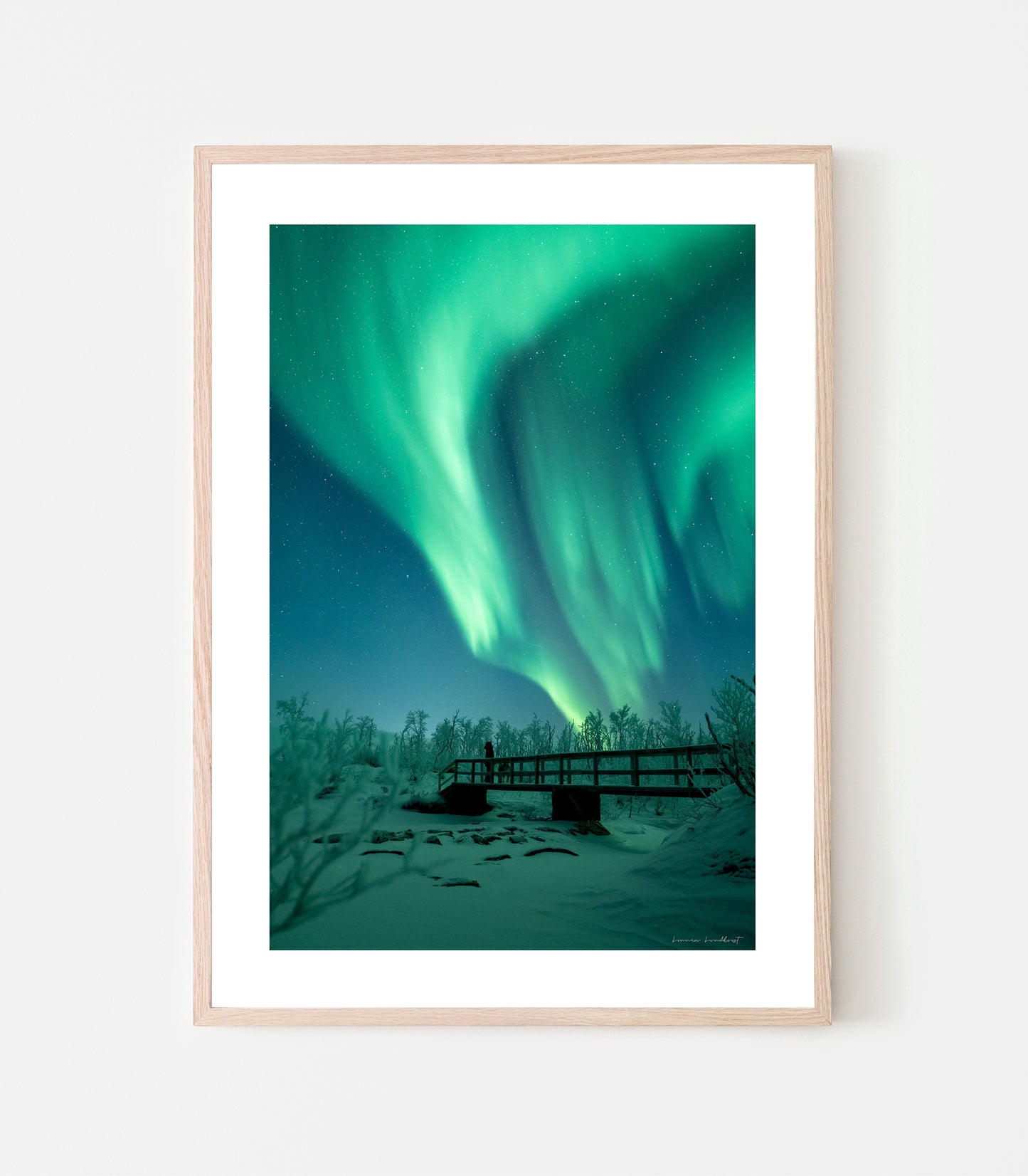 Norrskenet dansar och vi stannar till på bron och tittar. Norrskensbron - print av fotograf Linnea Lundkvist 2023.