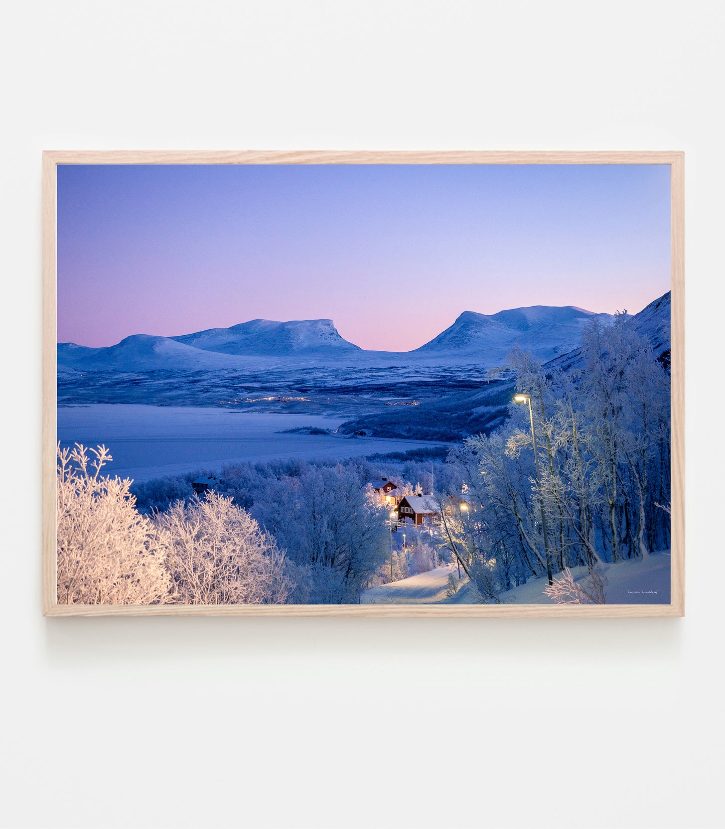 Polarnatt i Björkliden. Vy mot Lapporten och Abisko. Art print av fotograf Linnea Lundkvist.