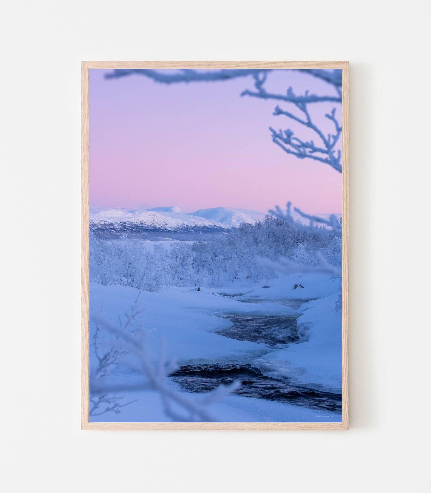 Polarnatt vid Paktajåkk. Trots att det är 20 minusgrader så forsar Paktajåkken ner i Torneträsk. Art print av fotograf Linnea Lundkvist.