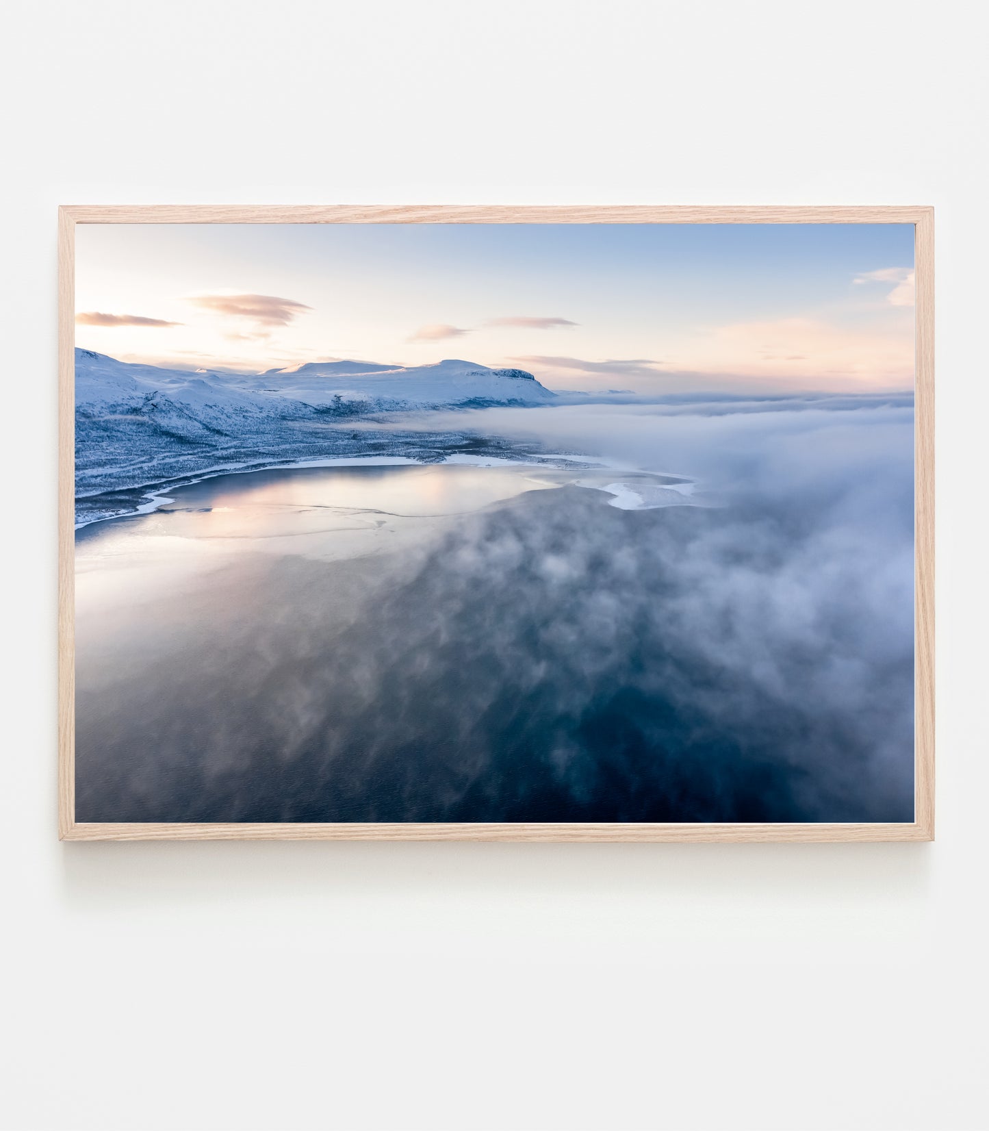 Isen har börjat lägga sig över Torneträsk, dimslöjorna svävar där det är öppet vatten. Fotograferat i november 2019, vy över Torneträsk och Kaisepakte.