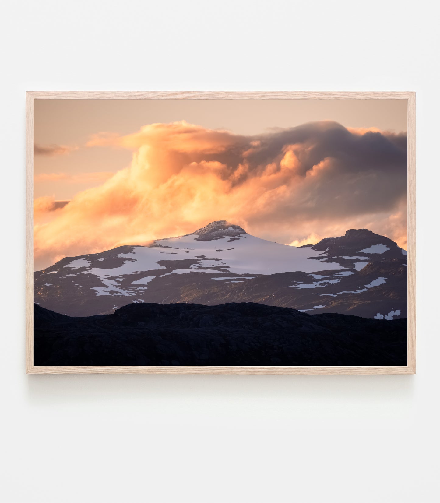 Fjälltopp i solnedgång, nysnö på toppen och färgstarka moln. Nevertind - Riksgränsen. Fine art print.