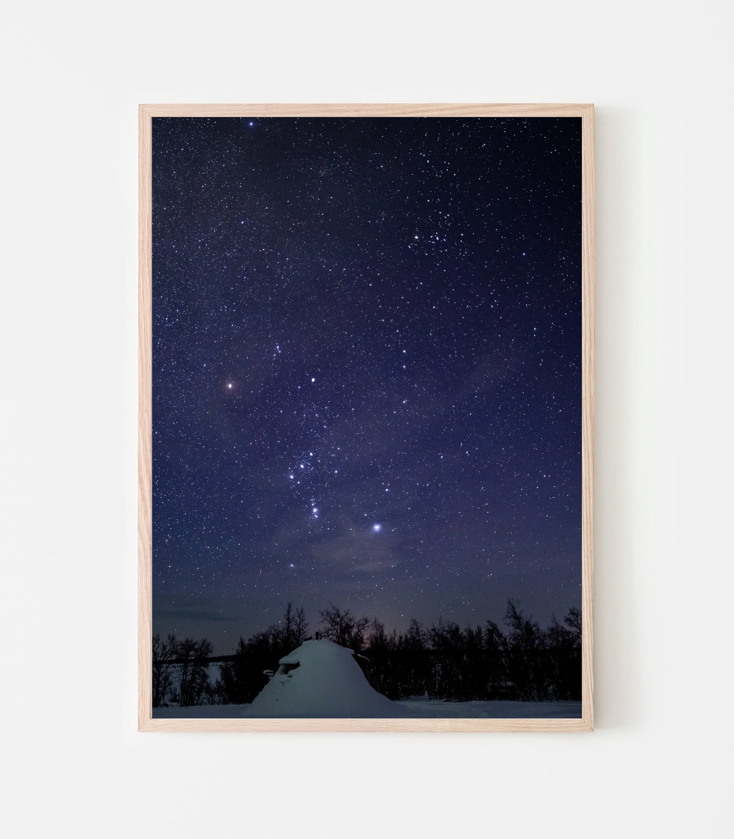 Jag vet ingen annan plats där stjärnorna lyser så klart som i stugan, långt ifrån civilisation och ljusföroreningar. Den som snarkar får sova i snarkkåtan under stjärnorna, inte fy skam det heller! Art print av Linnea Lundkvist.