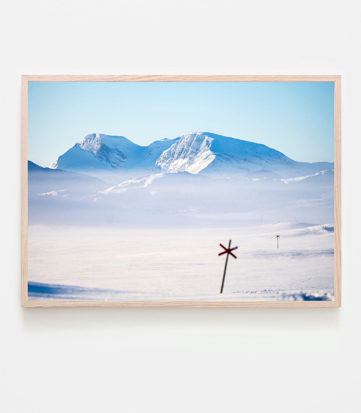 Det är minus 15 grader kallt och snön glittrar, ledkryssen leder oss efter skoterleden mot Riksgränsen och Norge. Art print av Linnea Lundkvist.