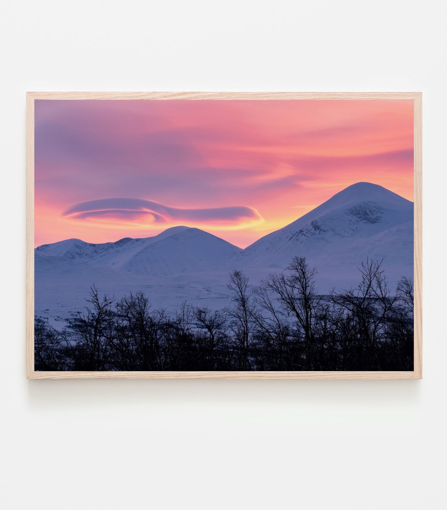 Polarnattsljuset färgar himlen rosa och jag får syn på ett vackert linsmoln "lenticularis" som vilar över Abiskoalperna. Art print av fotograf Linnea Lundkvist.