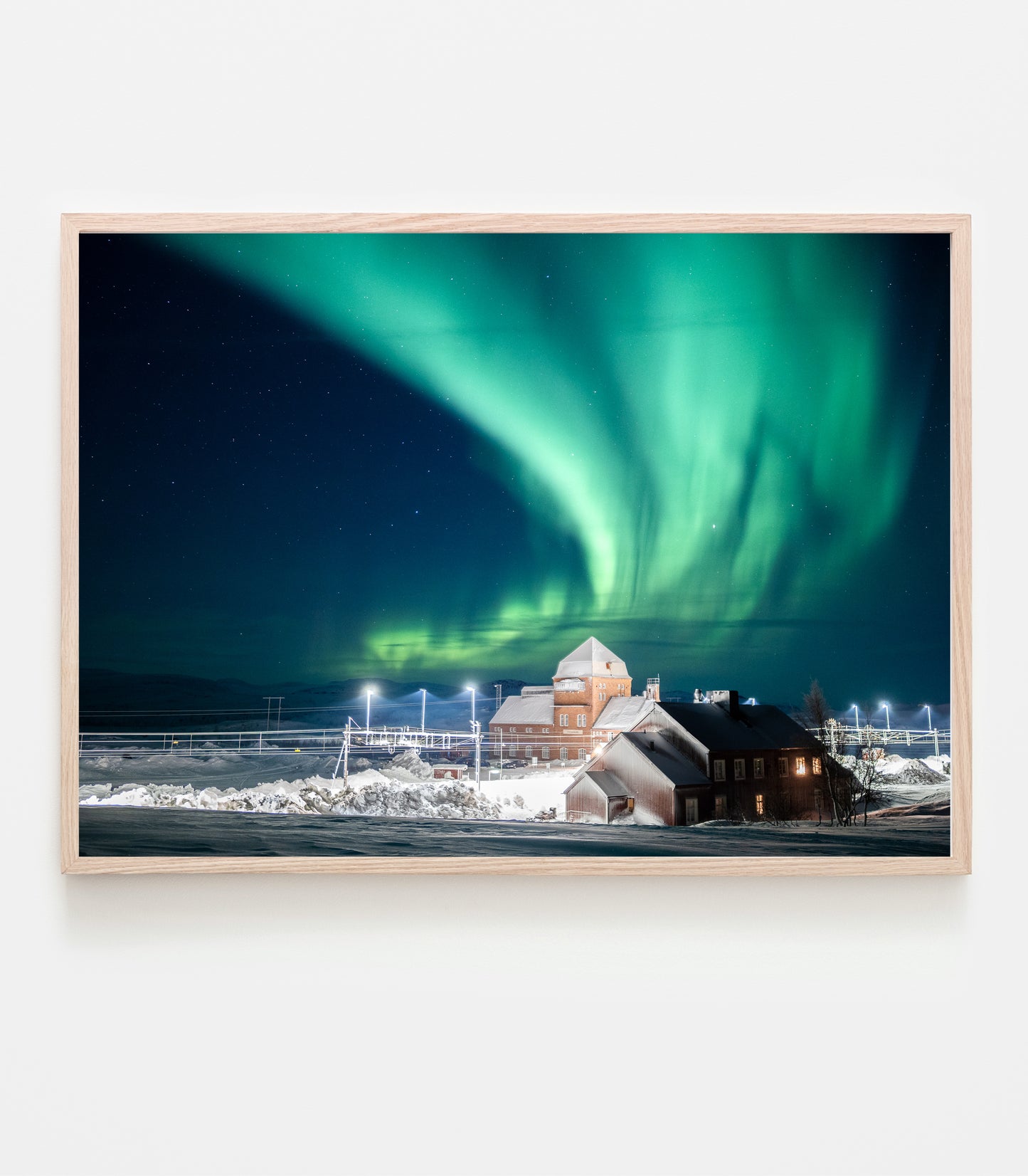 Kvällen är kall och norrskenet dansar ovanför Vassijaure station. Art print av fotograf Linnea Lundkvist.