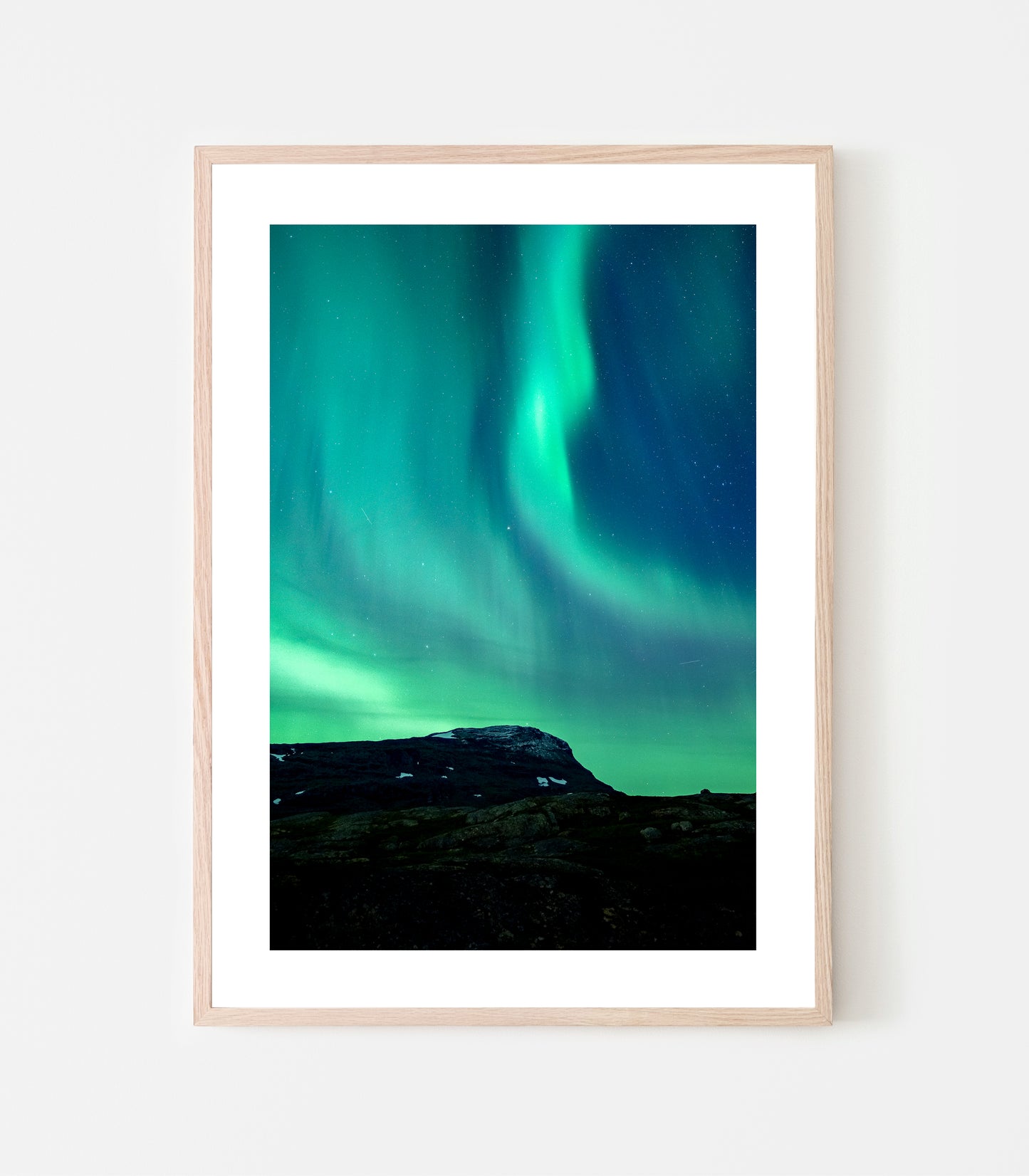 Norrskenet dansar över mitt hemmafjäll Vassitjåkka. Det har kommit lite nysnö på toppen och jag slutar aldrig förundras över hur magiskt vackra höstnätterna kan vara. Print av Linnea Lundkvist.