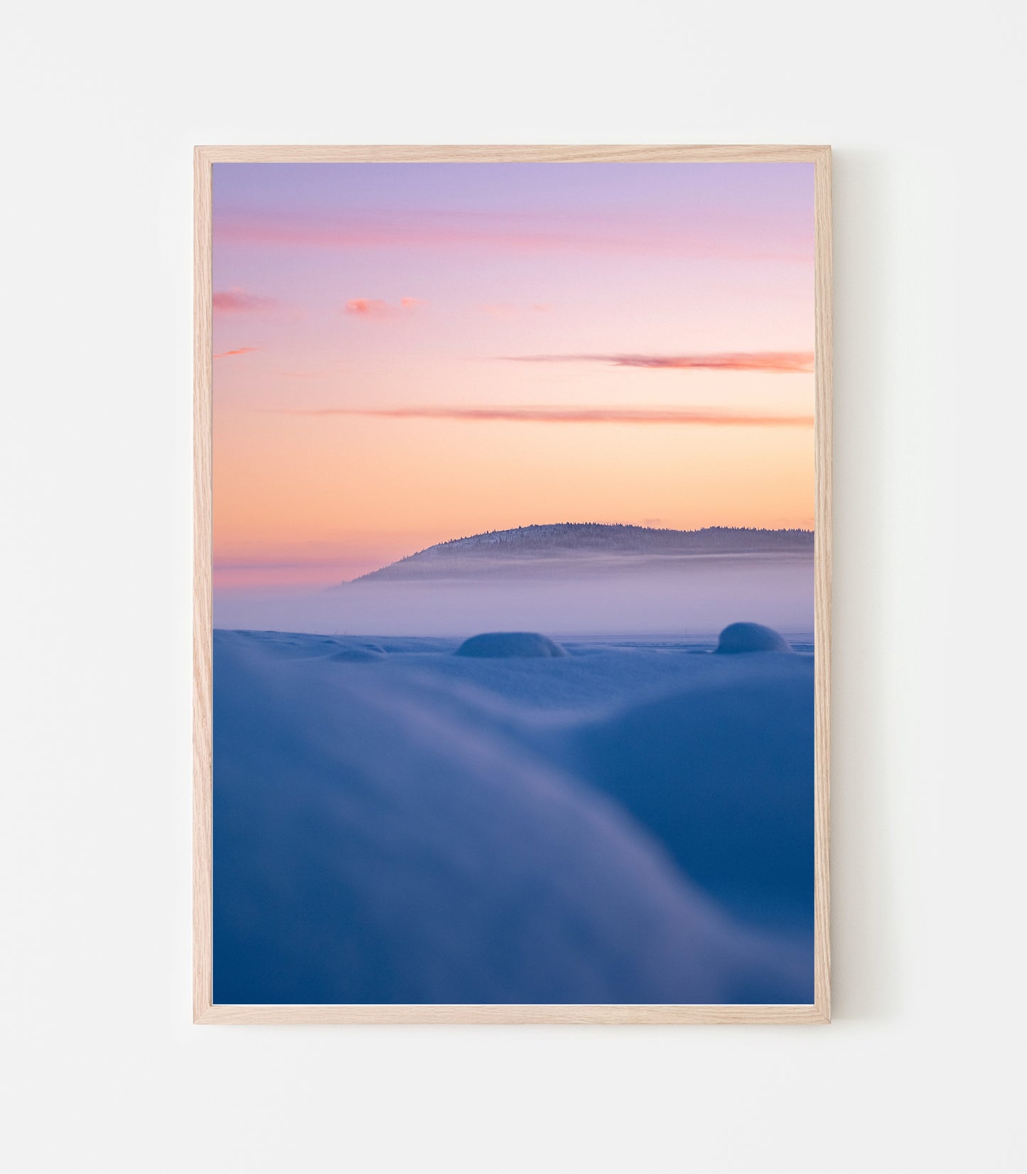 Polarnatt vid Torneälvens strand i Jukkasjärvi. Art print av fotograf Linnea Lundkvist 2022.