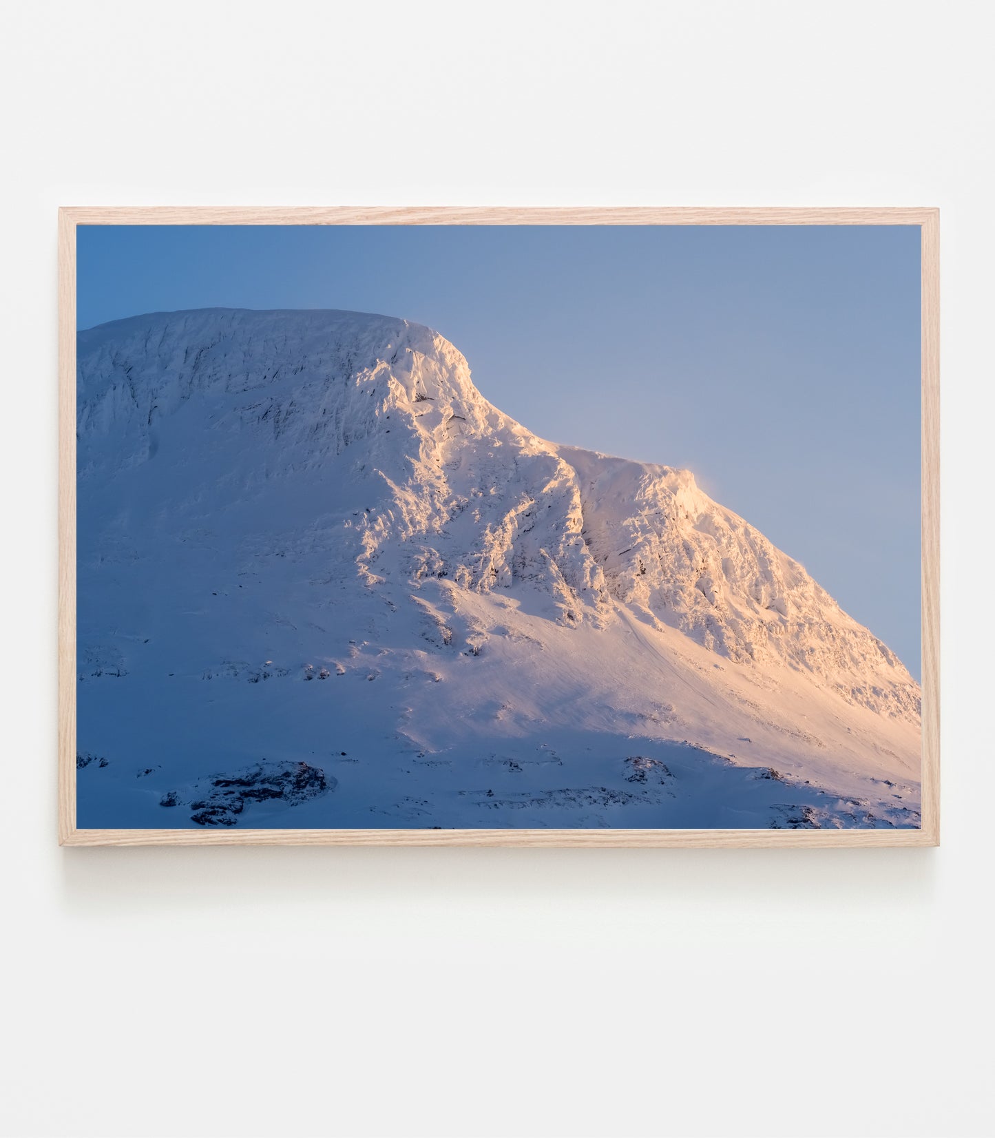 Det är i början på februari och solen lyser på Vassitjåkkas nordtopp. Art Print av fotograf Linnea Lundkvist.