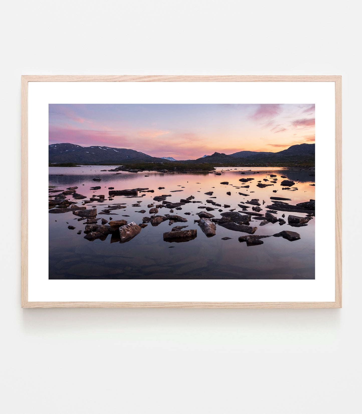 Stilla sommarnatt, himlen färgar det spegelblanka vattnet rosa. Det är alldeles tyst och stilla, det enda jag hör är myggornas surr - Art print av fotograf Linnea Lundkvist.