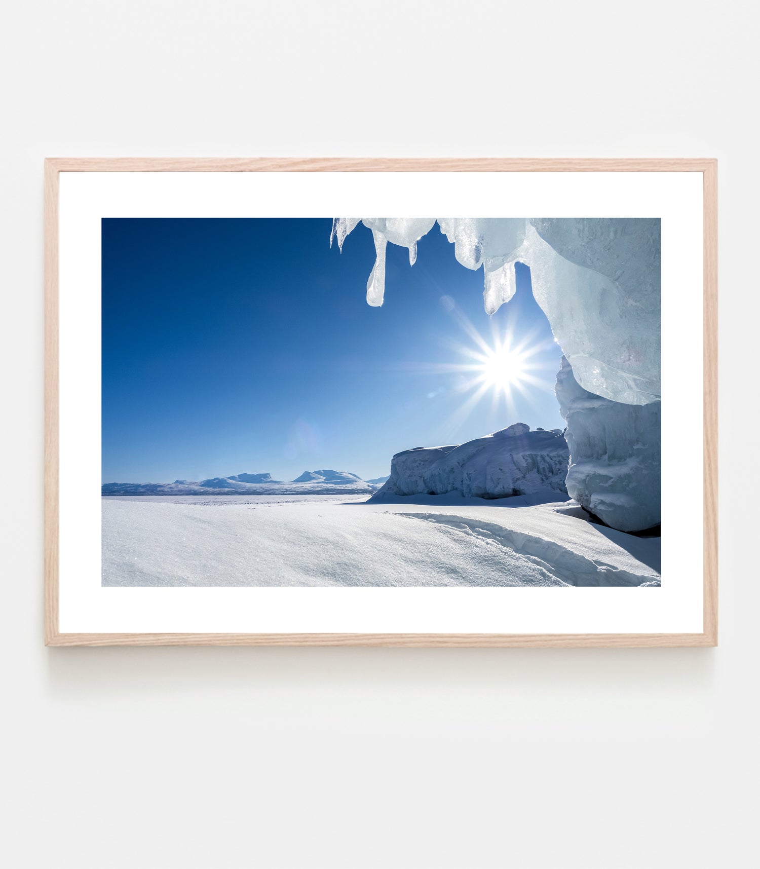 Solen skiner, snön glittrar och vårvintern är här. Fotograferat vid Torneträsk 8 mars 2023. Art print av Linnea Lundkvist © 2023.