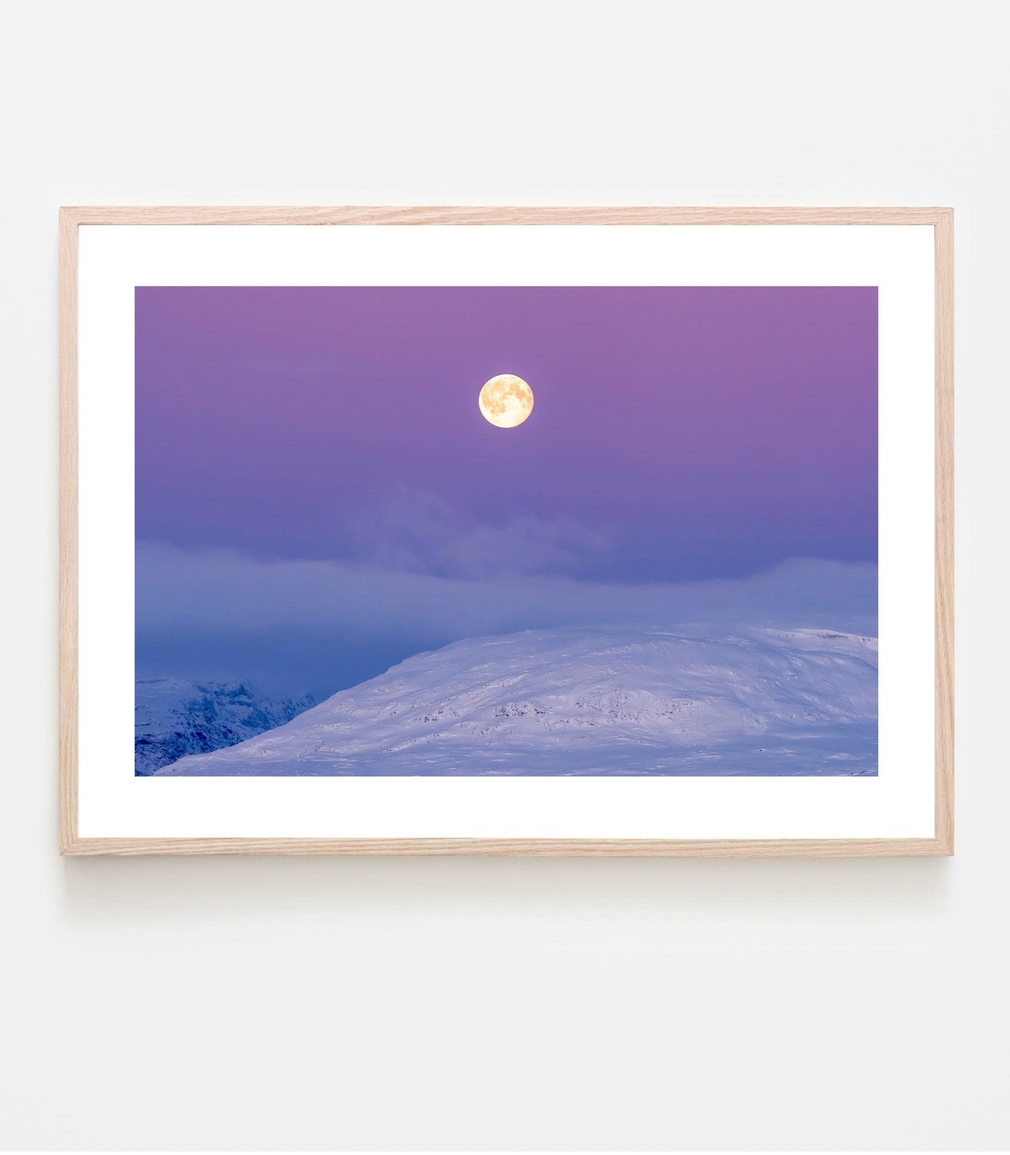 Polarnatten är en magisk tid, vi ser inte solen på över en månad men månen lyser stor och ljuset är fantastiskt.