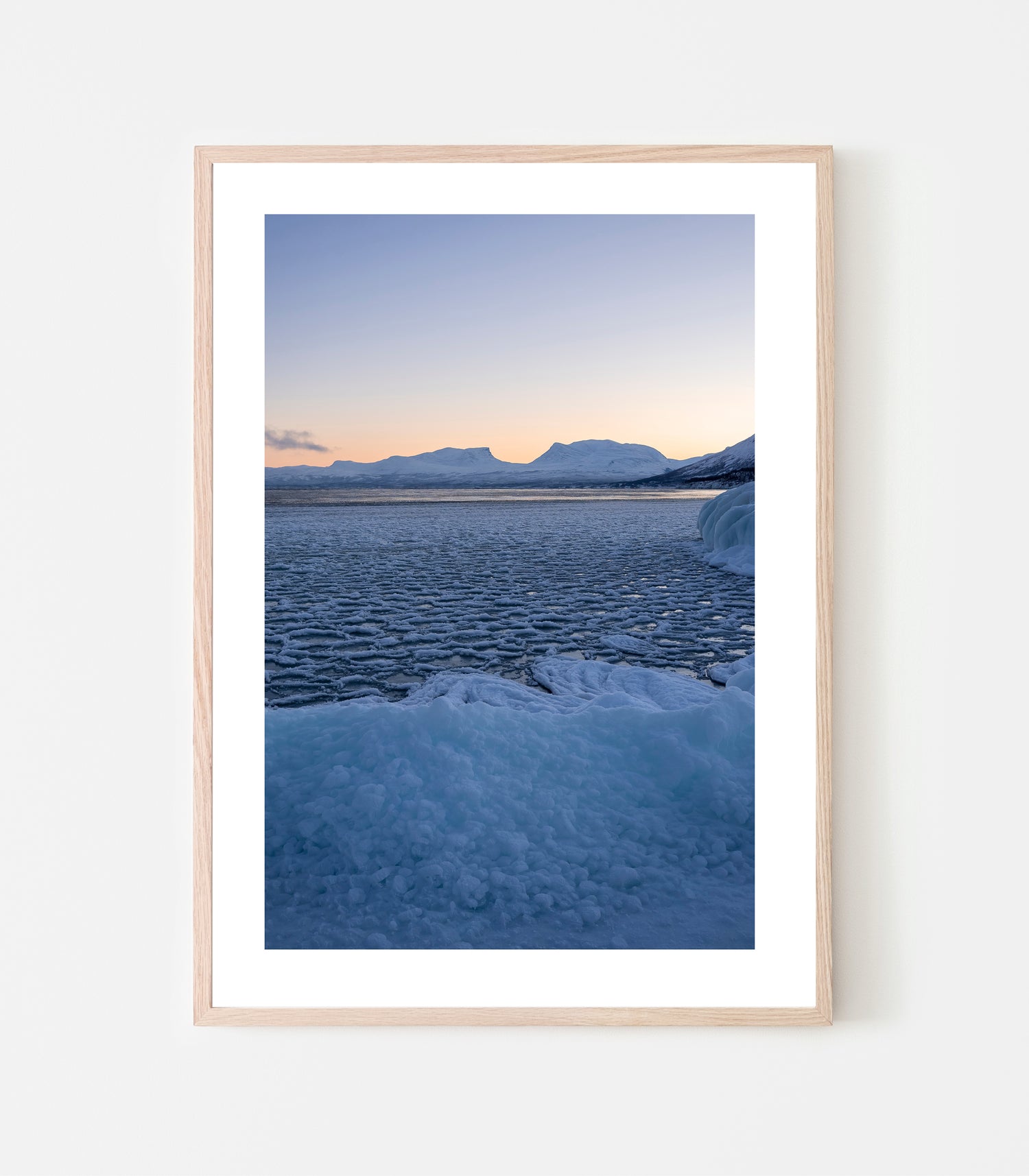 Isen lägger sig på Torneträsk. Blått novemberljus, Lapporten ligger snöig i horisonten. Fine art print.