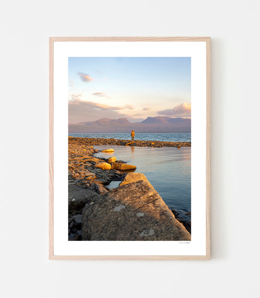 Augustikväll vid Torneträsk print av fotograf Linnea Lundkvist. Människa kollar ut över Torneträsk, Tjuonavagge Lapporten.