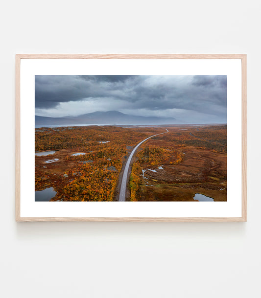 Vägen slingrar sig fram i höstlandskapet. Fotograferat vid Stordalen i Abisko 2022. Art print av fotograf Linnea Lundkvist.