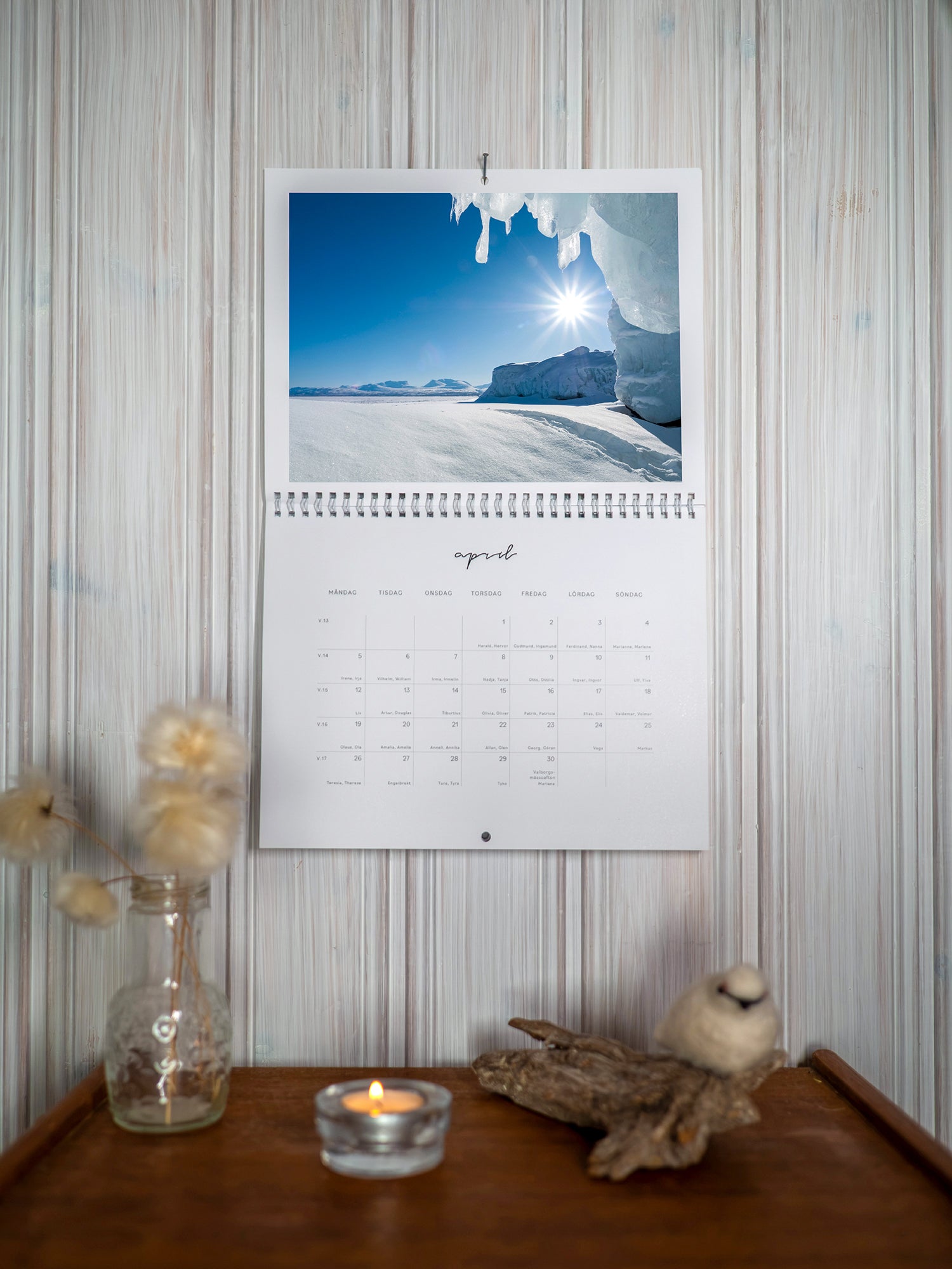 Kalender 2027 saprilmockup fotograf Linnea Lundkvist