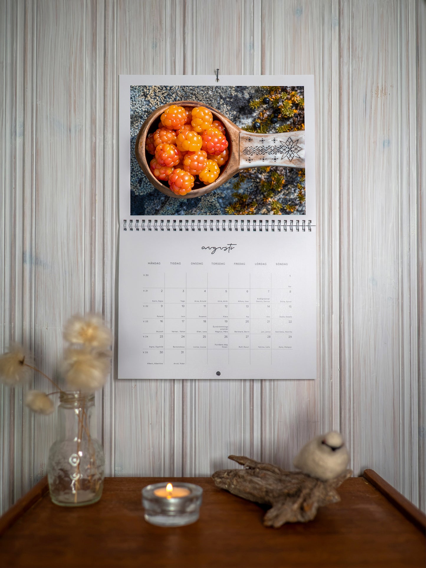 Kalender 2027 augusti mockup fotograf Linnea Lundkvist
