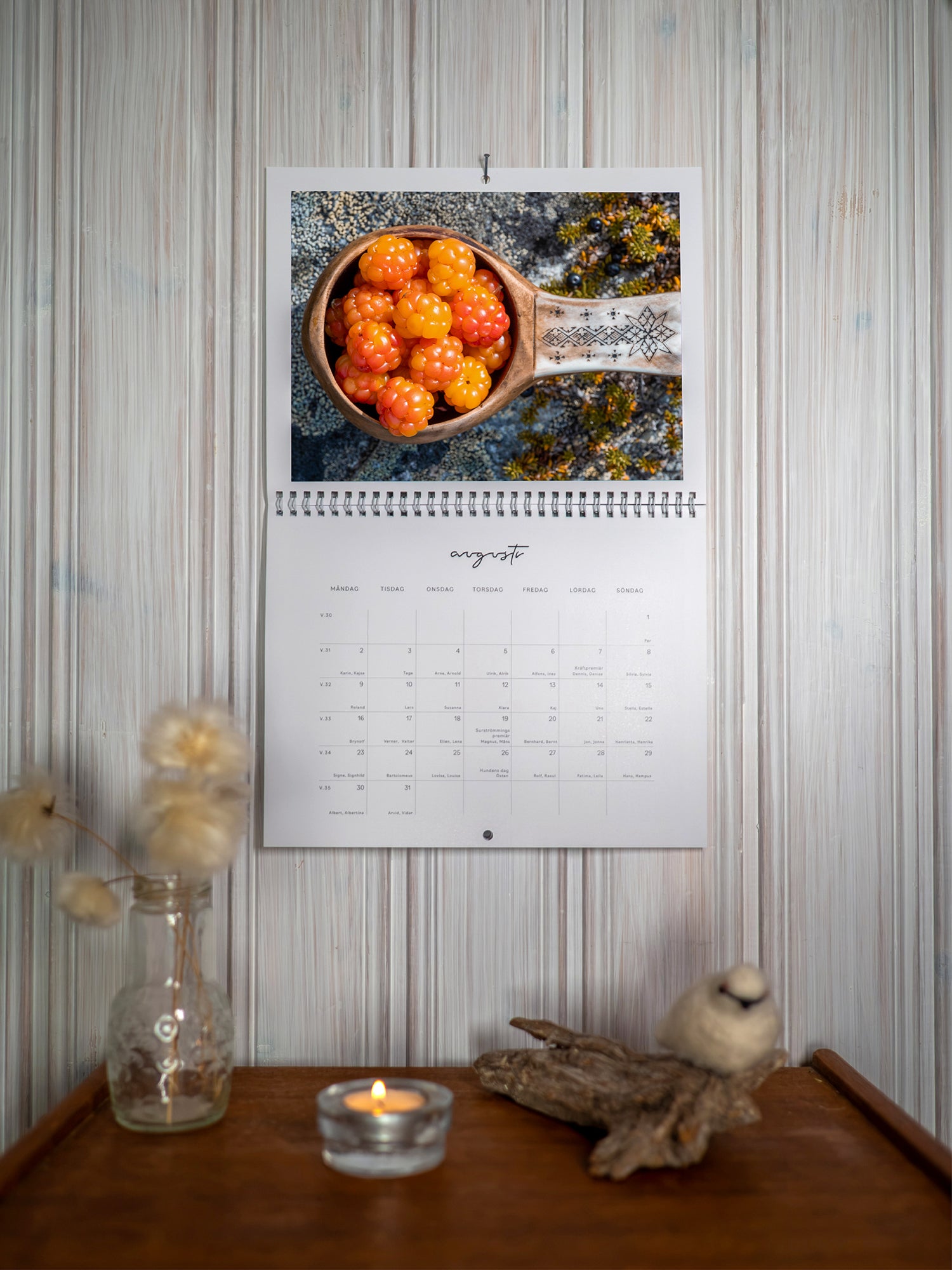 Kalender 2027 augusti mockup fotograf Linnea Lundkvist