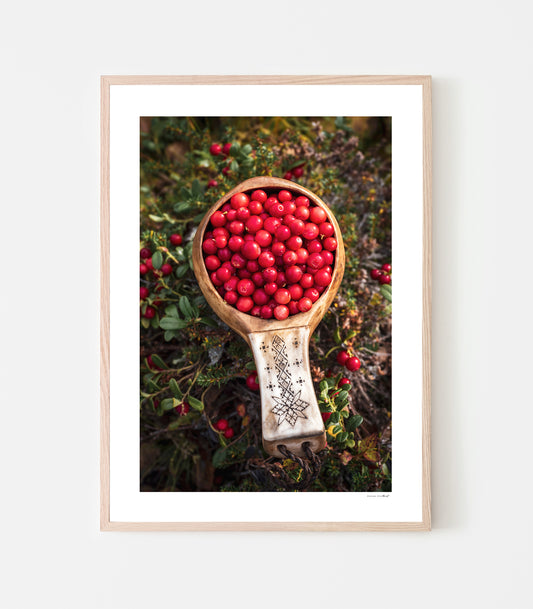 Lingon i kåsa, art print av fotograf Linnea Lundkvist.