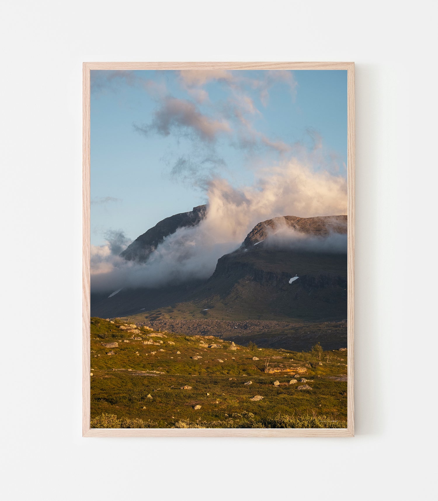 Midnattssol vid Vassitjåkka Riksgränsen. Art print av fotograf Linnea Lundkvist.