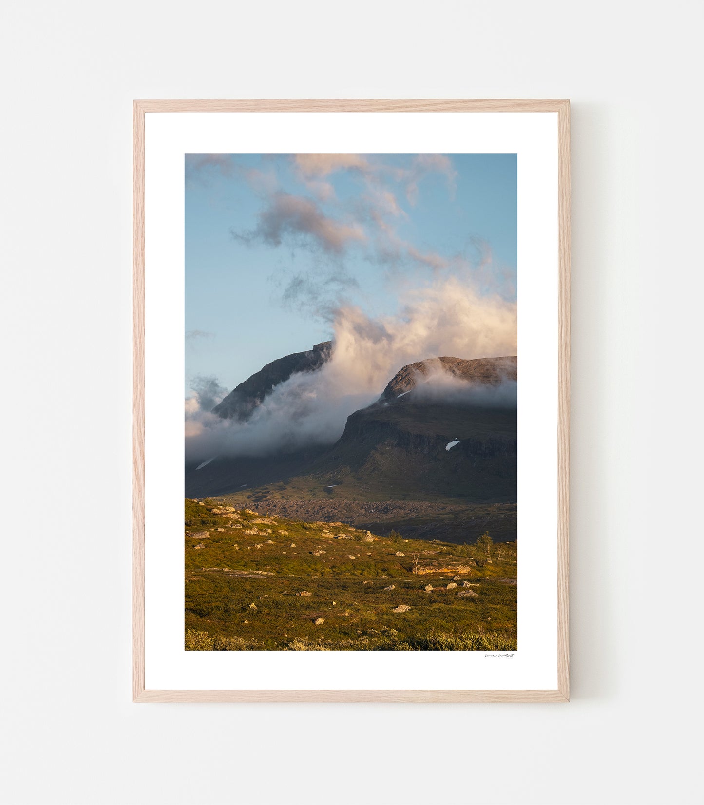 Midnattssol vid Vassitjåkka Riksgränsen. Art print av fotograf Linnea Lundkvist.