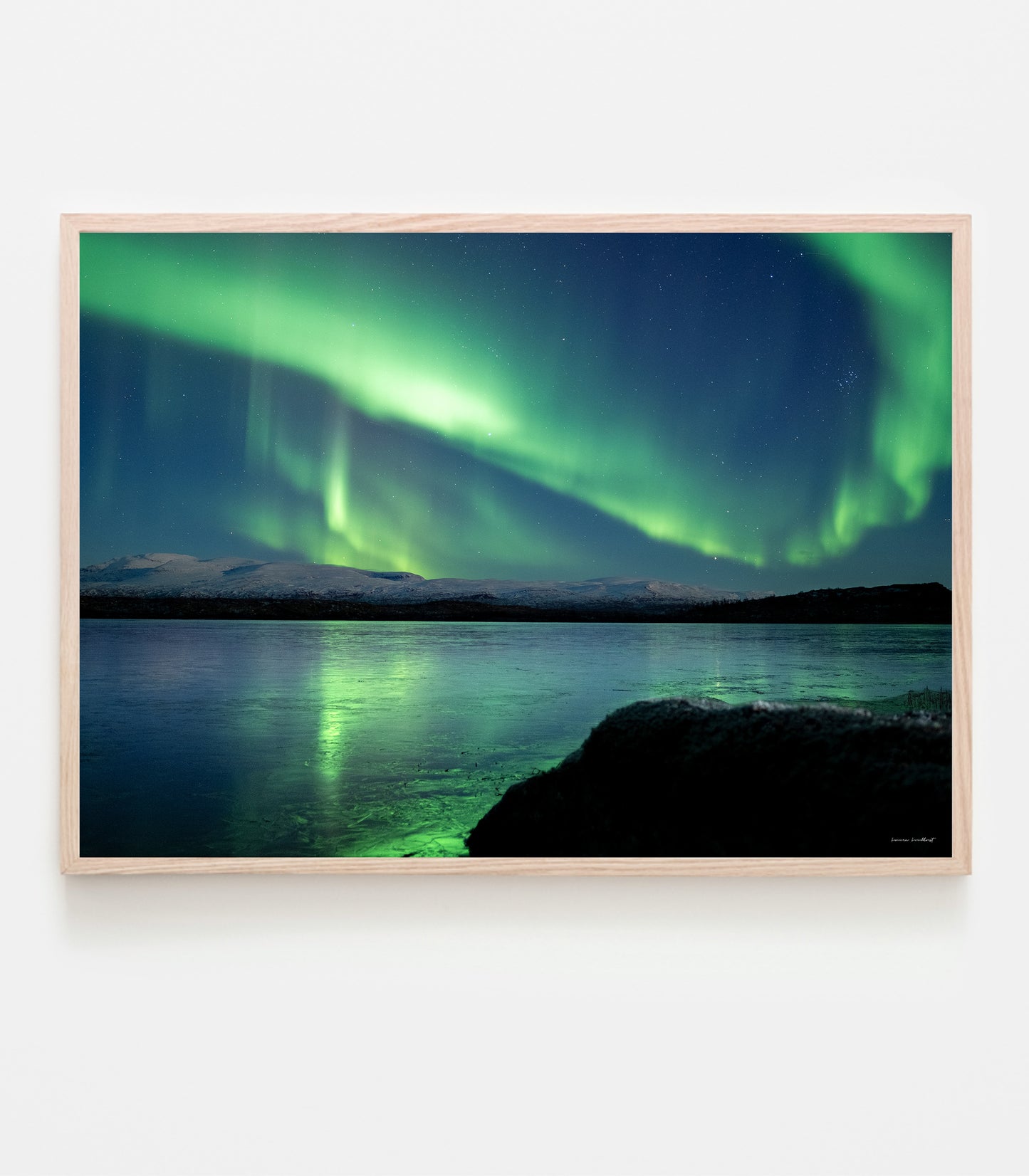 Norrsken och is i närheten av Björkliden. Art print av fotograf Linnea Lundkvist.