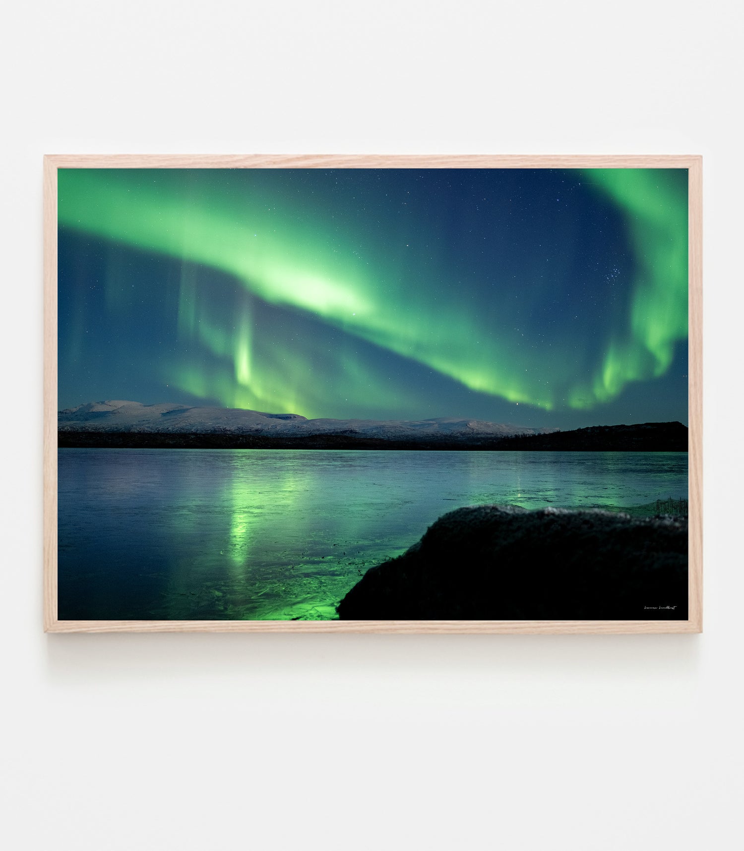 Norrsken och is i närheten av Björkliden. Art print av fotograf Linnea Lundkvist.
