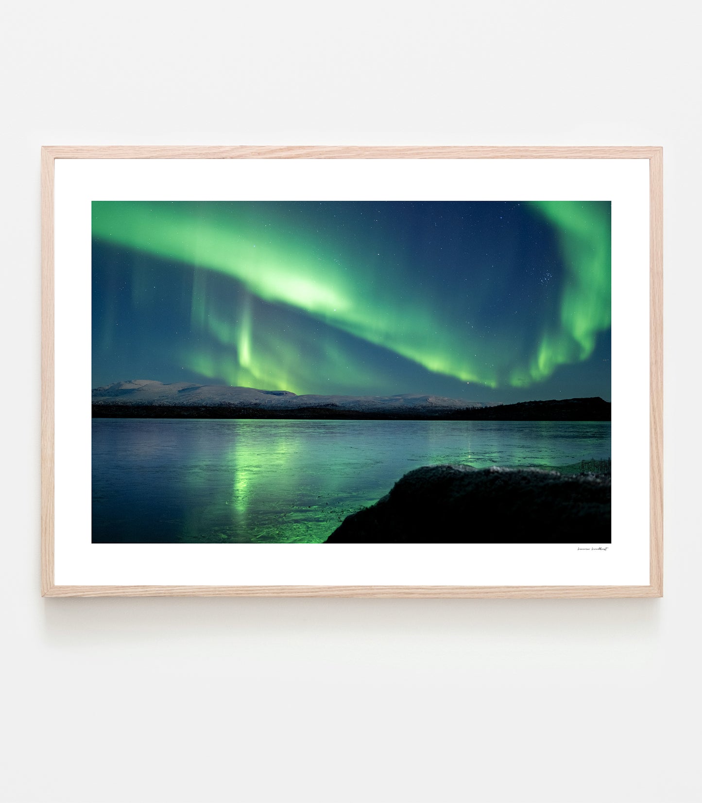 Norrsken och is i närheten av Björkliden. Art print av fotograf Linnea Lundkvist.