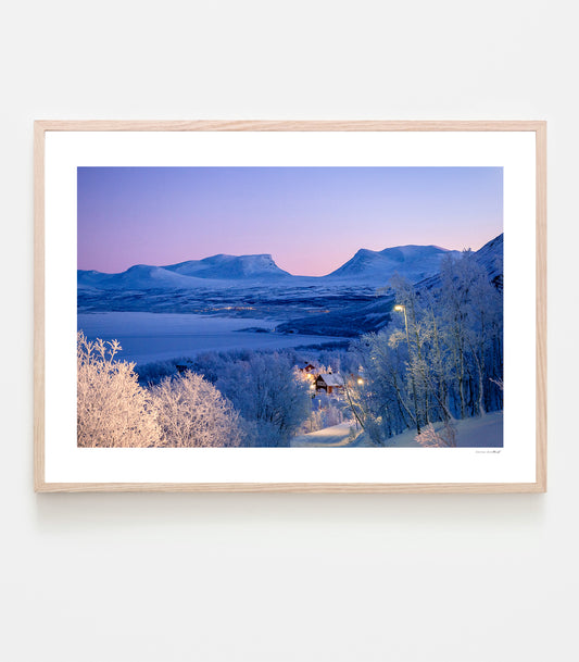 Polarnatt i Björkliden. Vy mot Lapporten och Abisko. Art print av fotograf Linnea Lundkvist.