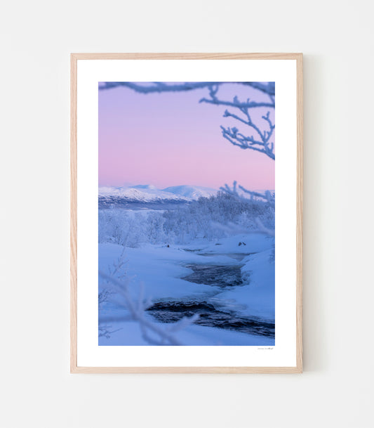 Polarnatt vid Paktajåkk. Trots att det är 20 minusgrader så forsar Paktajåkken ner i Torneträsk. Art print av fotograf Linnea Lundkvist.