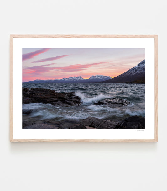 Skymningsstorm Torneträsk, inramad tavla av fotograf Linnea Lundkvist.