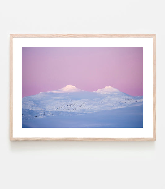 Polarnatten närmar sig och solen ligger lågt i horisonten, några strålar når Nevertinds toppar kanske för sista gången detta år.