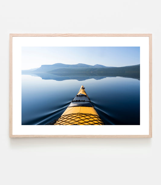 När man sitter i kajaken i mitten av Torneträsk så känns det nästan som att man är ute på havet. Det stora blå - Art print av fotograf Linnea Lundkvist.
