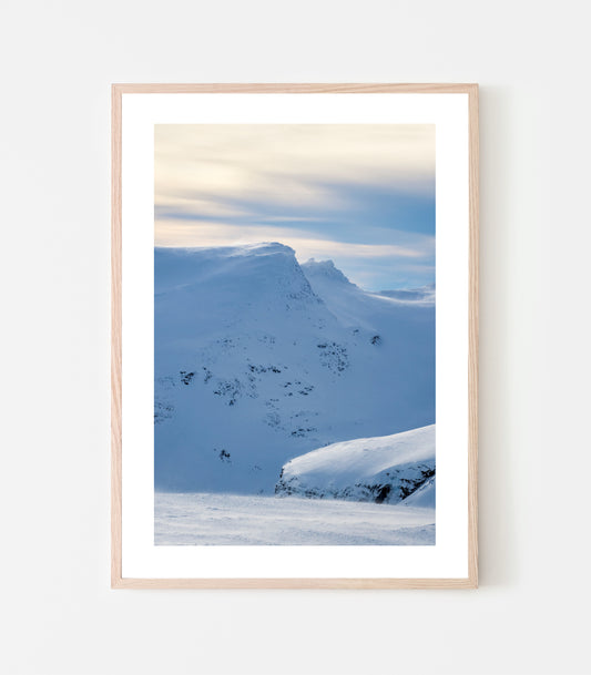 Gorsáčohkka, art print av fotograf Linnea Lundkvist 2022. Har du varit i Kårsavagge så känner du säkert igen den här vackra toppen!