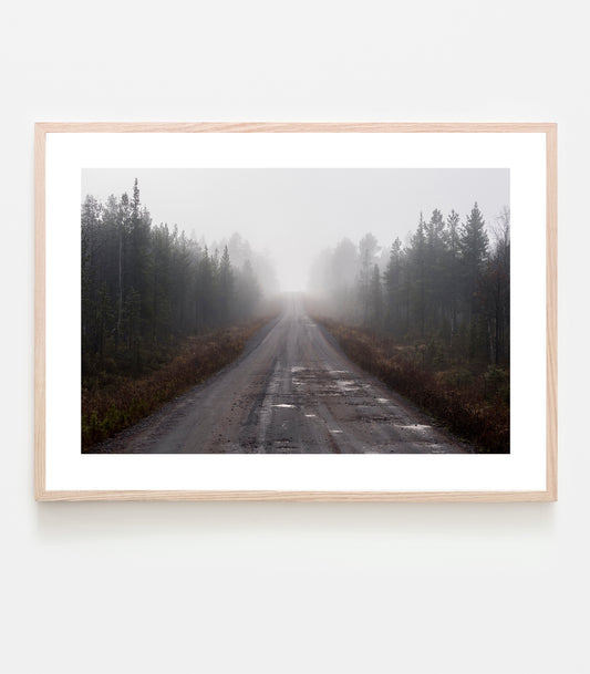 Denna väg leder dig långt in i skogen, in i dimman bland högaa granar och blöta myrar. Fotograferat i Jukkasjärviskogen oktober 2021.