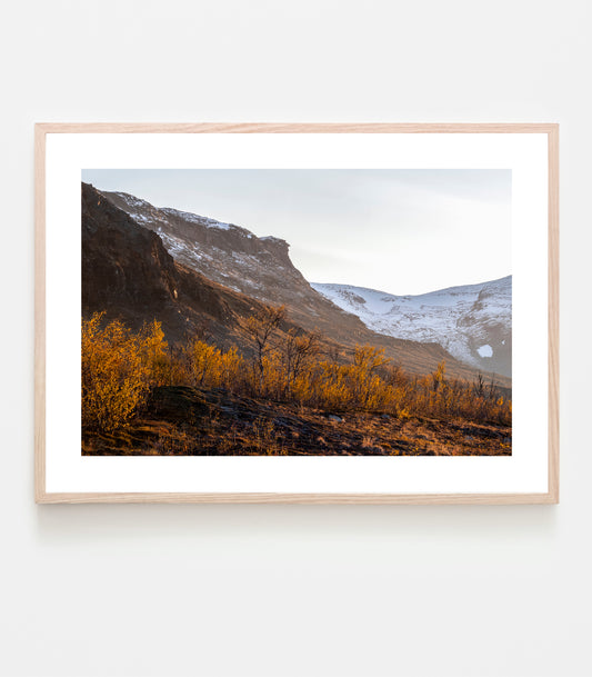 Höstfärger och snöiga fjälltoppar. Indianklippan är formad som en symbol. Fine art print.