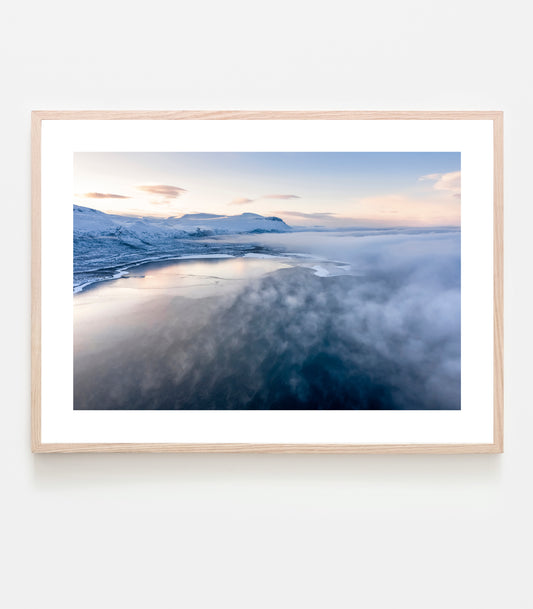 Isen har börjat lägga sig över Torneträsk, dimslöjorna svävar där det är öppet vatten. Fotograferat i november 2019, vy över Torneträsk och Kaisepakte.