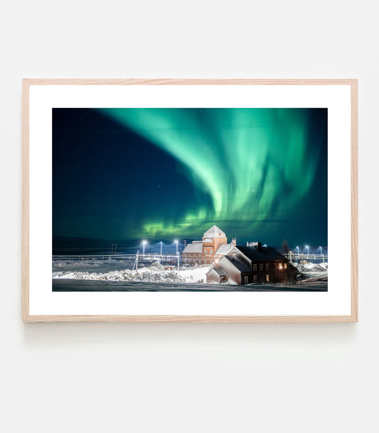 Kvällen är kall och norrskenet dansar ovanför Vassijaure station. Art print av fotograf Linnea Lundkvist.