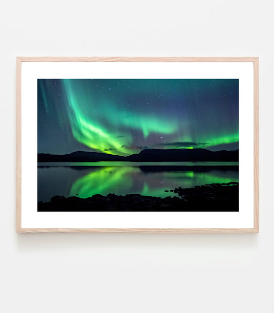 Det är verkligen vackert att se norrskenet spegla sig i vattnet innan isen och snön lägger sig. Norrsken vid sjön 1 oktober 2022 i Vassijaure. Print av Linnea Lundkvist.