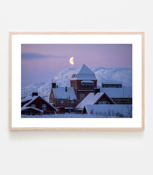 Månen är stor bakom Vassijaure stationshus. Färgerna är fantastiska när vi närmar oss polarnatten.