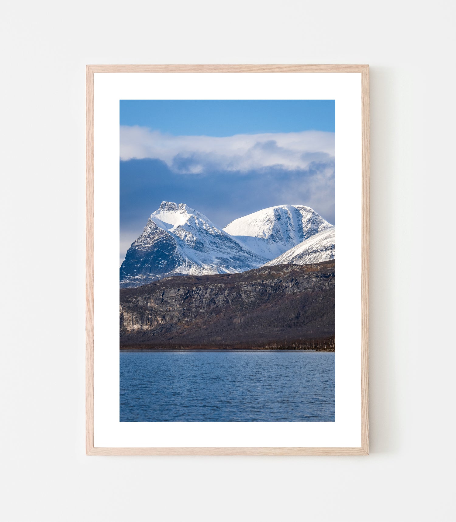 Det är 11 oktober och Tuolpagorni och "Rullevaara" har fått nysnö på topparna. Snart lägger sig isen på sjön, Ladtjojaure. Print av Linnea Lundkvist.