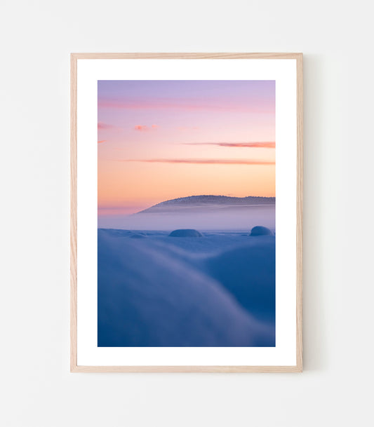 Polarnatt vid Torneälvens strand i Jukkasjärvi. Art print av fotograf Linnea Lundkvist 2022.