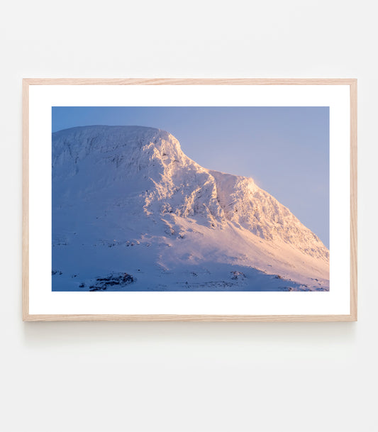 Det är i början på februari och solen lyser på Vassitjåkkas nordtopp. Art Print av fotograf Linnea Lundkvist