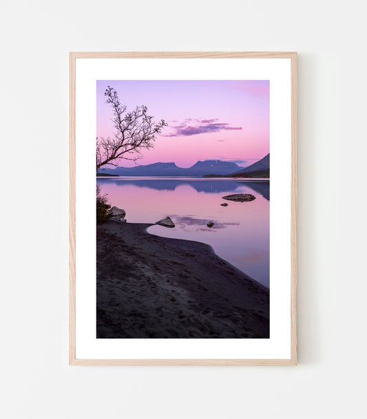 Himlen färgas rosa när dagen går över till natt. Torneträsk ligger alldeles spegelblank och vyn mot Tjuonavagge "Lapporten" tröttnar man aldrig på!