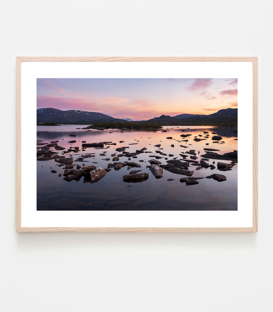 Stilla sommarnatt, himlen färgar det spegelblanka vattnet rosa. Det är alldeles tyst och stilla, det enda jag hör är myggornas surr - Art print av fotograf Linnea Lundkvist.