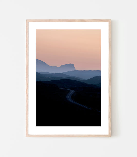 E10 norr, vägen som slingar sig mot Riksgränsen och Norge är nog Sveriges vackraste väg om du frågar mig. Art print av Linnea Lundkvist.